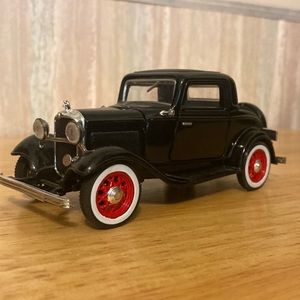 1932 Ford 3-Ford  Coupe 1:32 Diecast National Motor Museum Mint